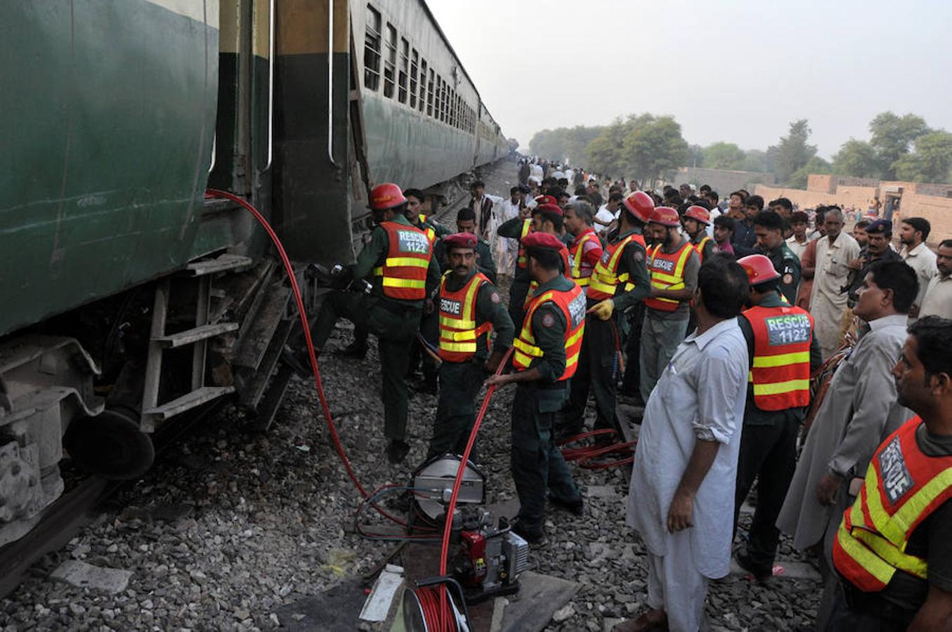 Violento choque de dos trenes en Pakistán