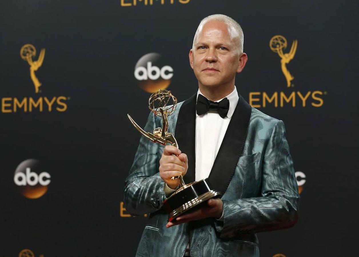 Ryan Murphy posa con el galardón a la mejor miniserie, por 'American Crime Story'.