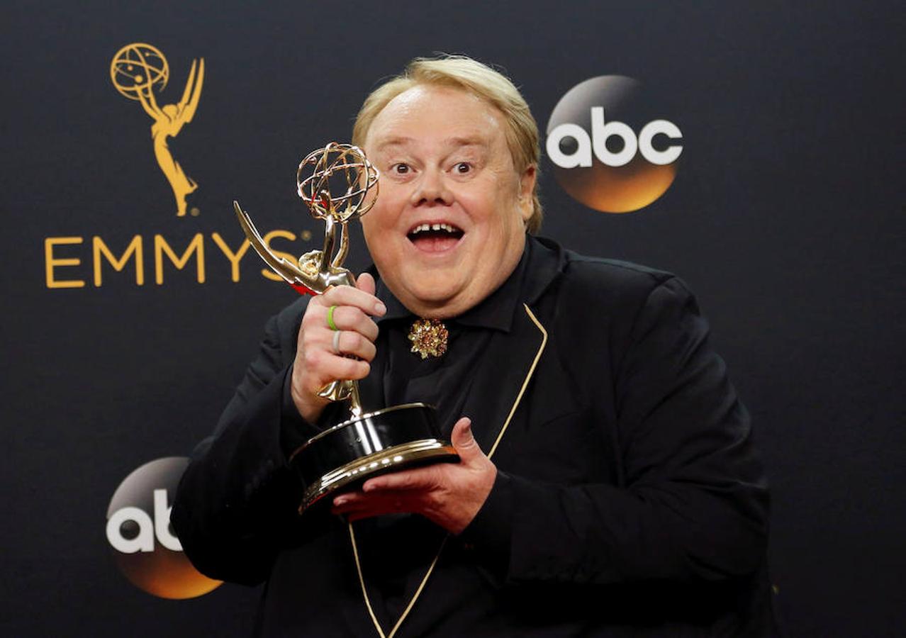 Louie Anderson posa con el premio al mejor actor de reparto en comedia por 'Baskets'.