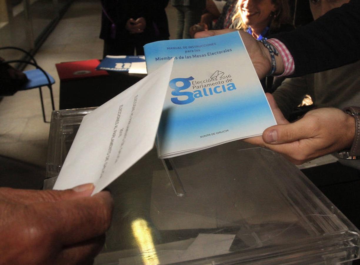 Detalle de una persona introduciendo su voto.