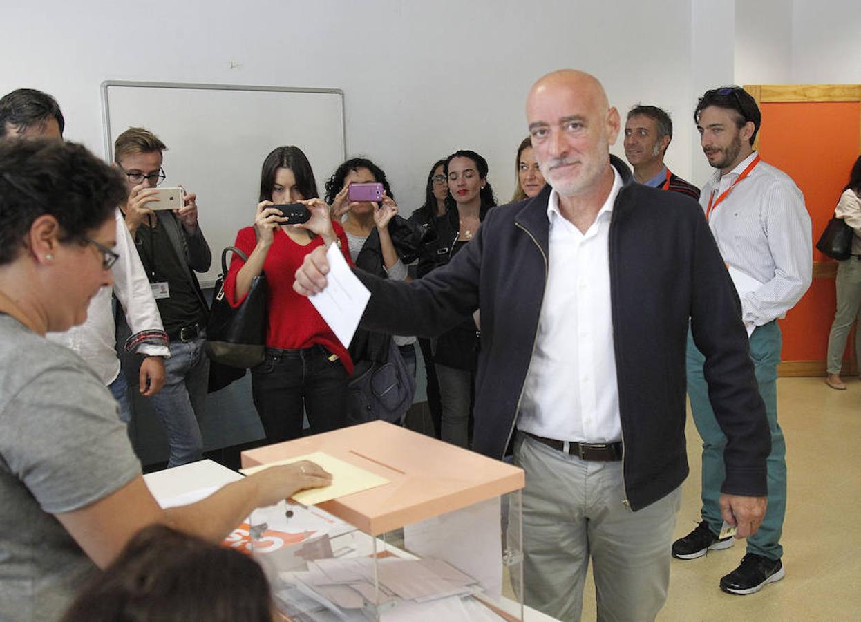 El candidato a lehendakari por Ciudadanos, Nicolás de Miguel, ejerce su derecho al voto en el colegio Morlans de San Sebastián.