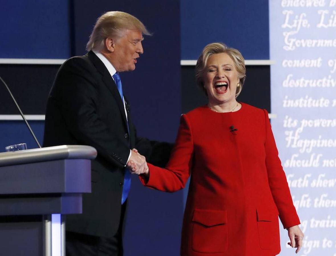 Trump estrecha la mano de Clinton.