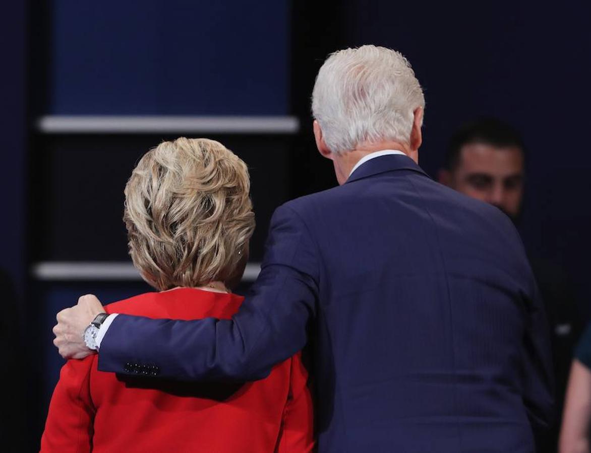 Bill Clinton abraza a su mujer.