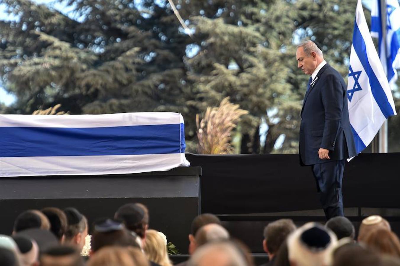 El primer ministro israelí, Benjamín Netanyahu, ante el féretro de Simón Peres.