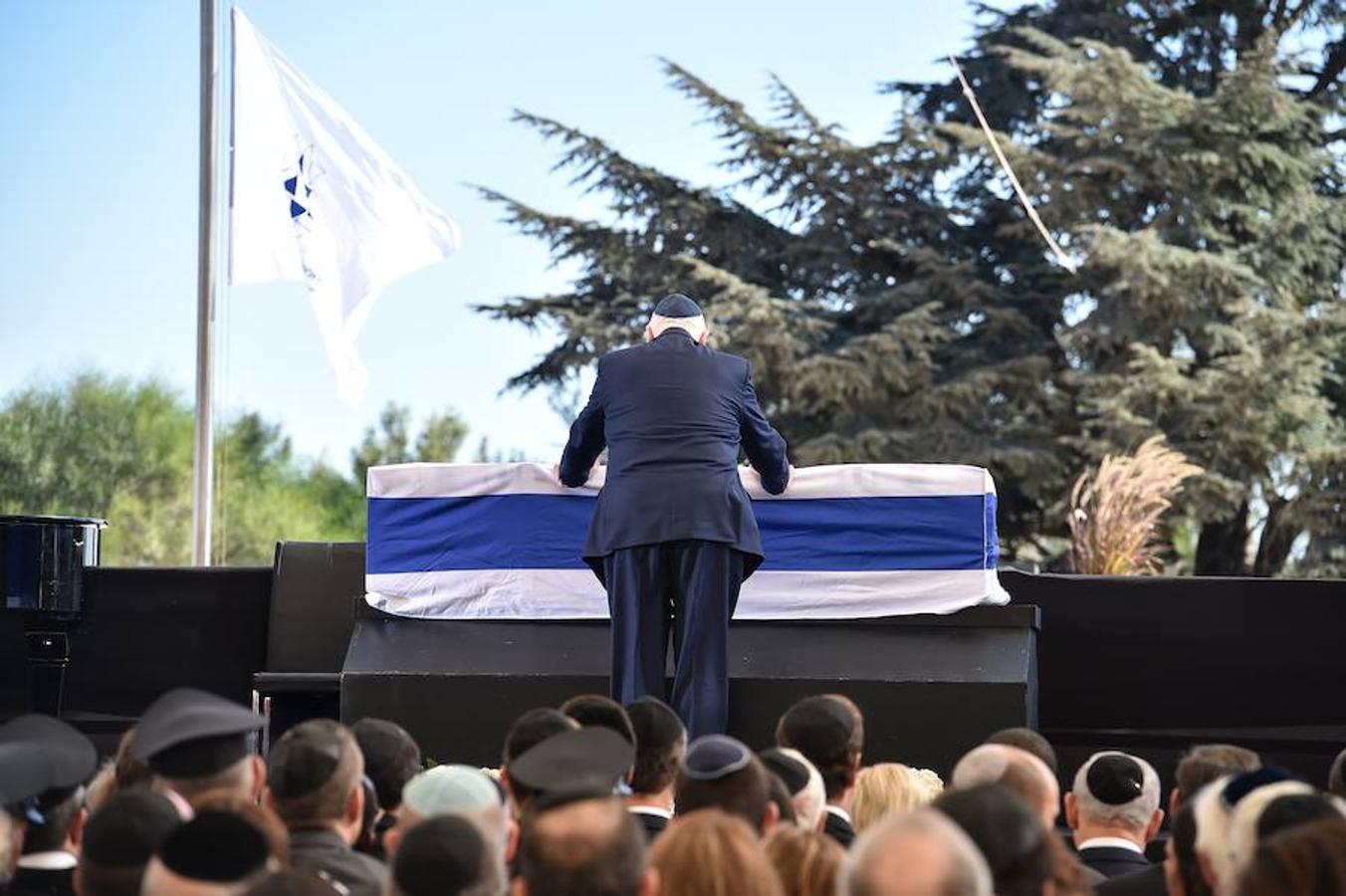 El presidente israelí, Reuven Rivlin, ante el féretro.