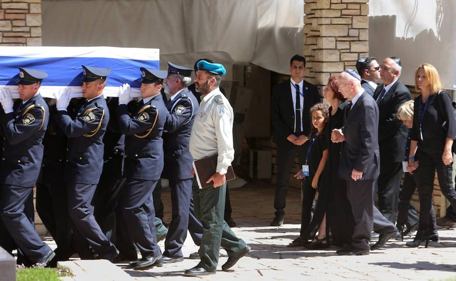 Miembros de la guardia del Knesset (Parlamento israelí) portan el féretro.