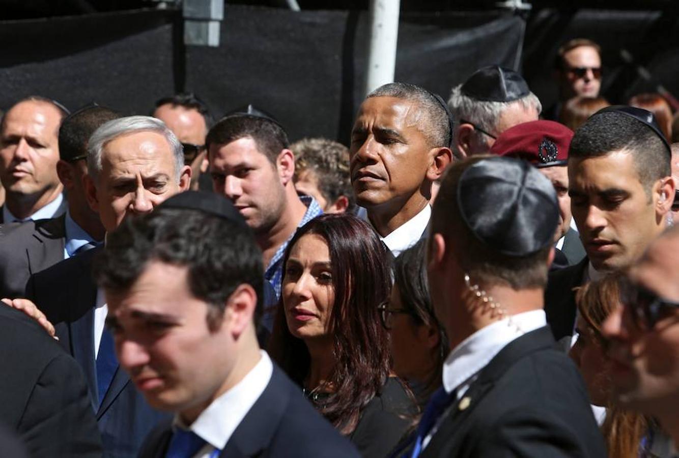 El presidente estadounidense, Barack Obama, cierra los ojos durante el funeral de estado.