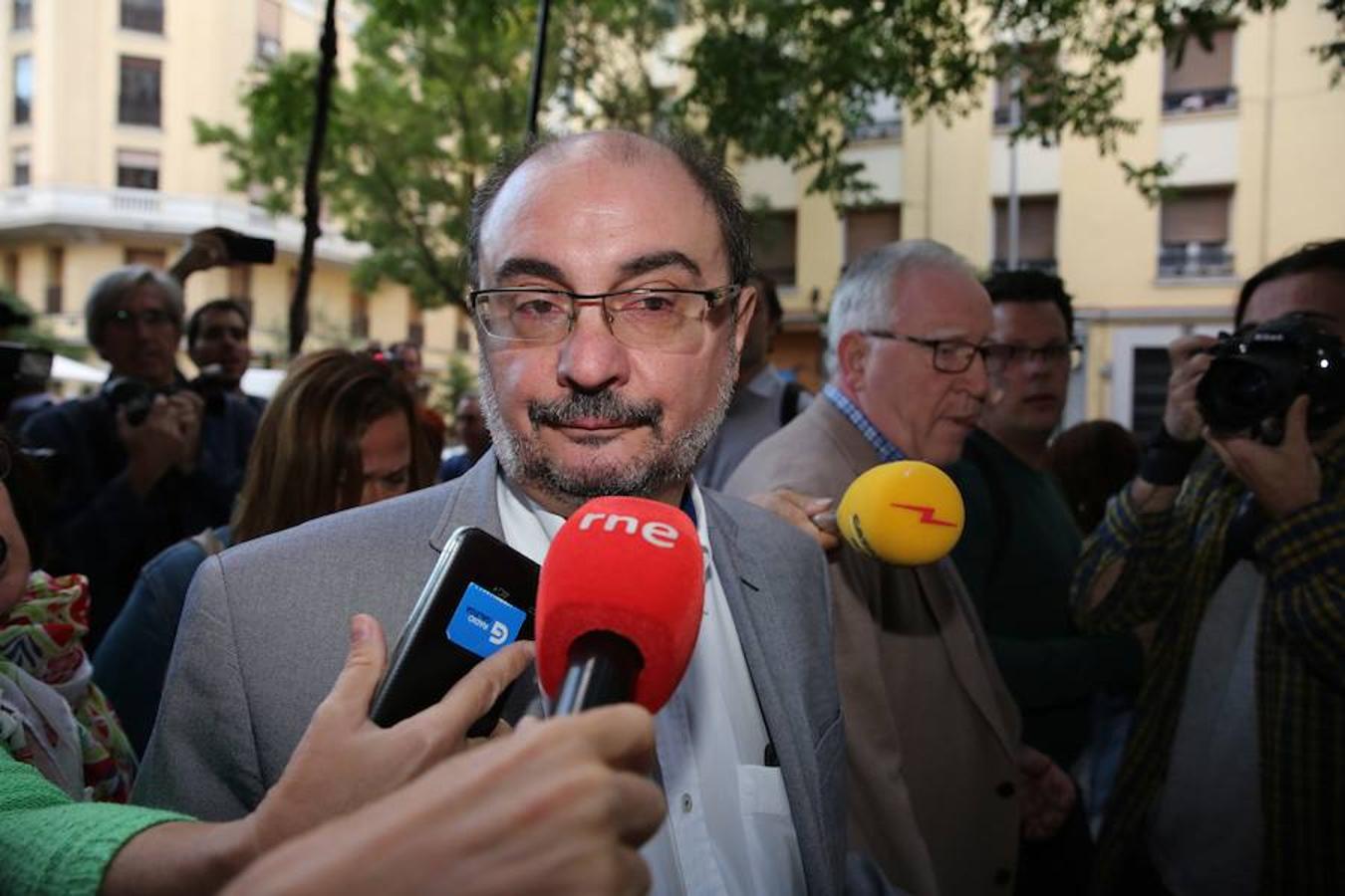 El presidente de Aragón, Javier Lambán, a su llegada esta mañana a la sede del PSOE.