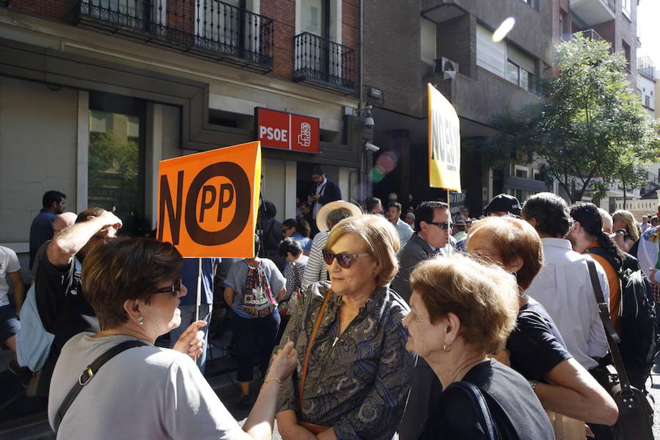 Los militantes del PSOE se agolpan en Ferraz