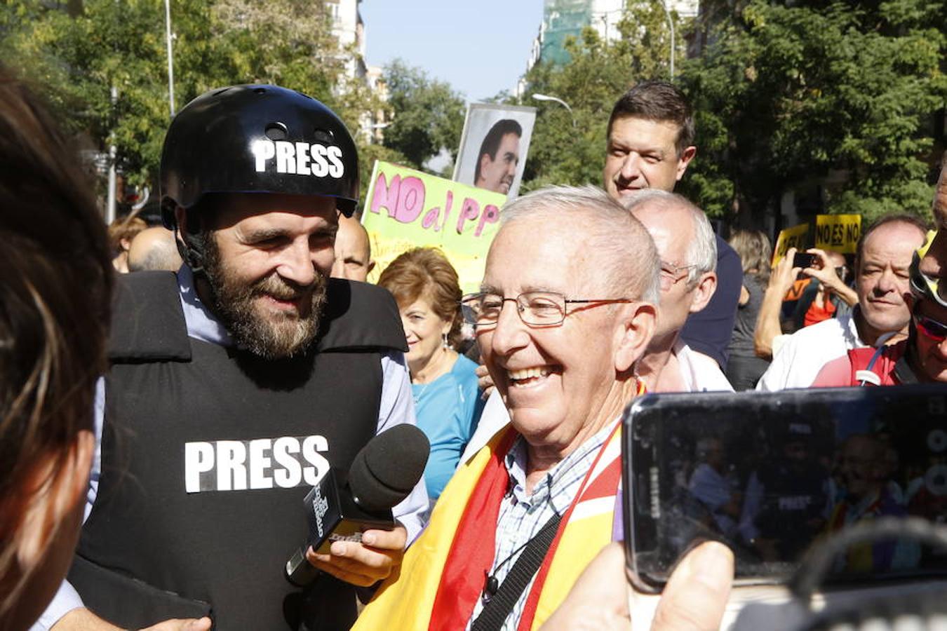 Los militantes del PSOE se agolpan en Ferraz