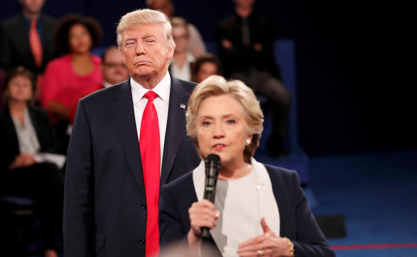 Trump observa a Clinton.