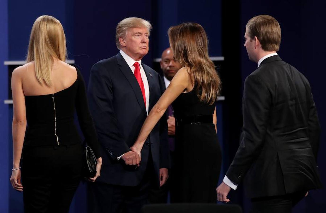 Melania coge de la mano a su esposo.