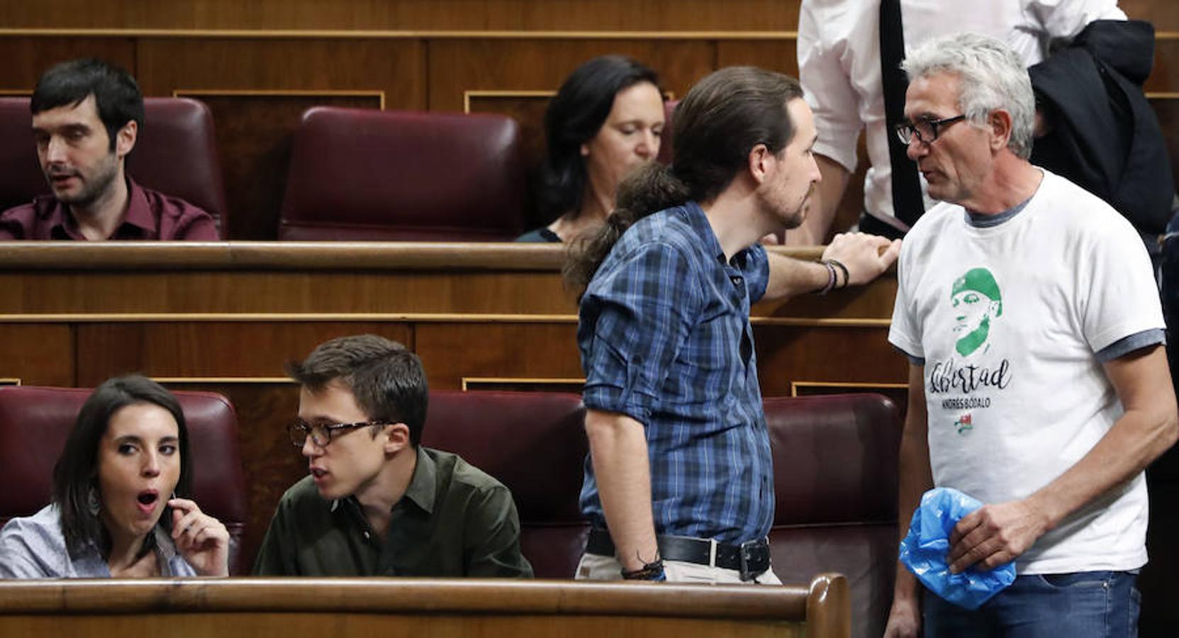 Pablo Iglesias conversa con su compañero de partido Diego Cañamero.