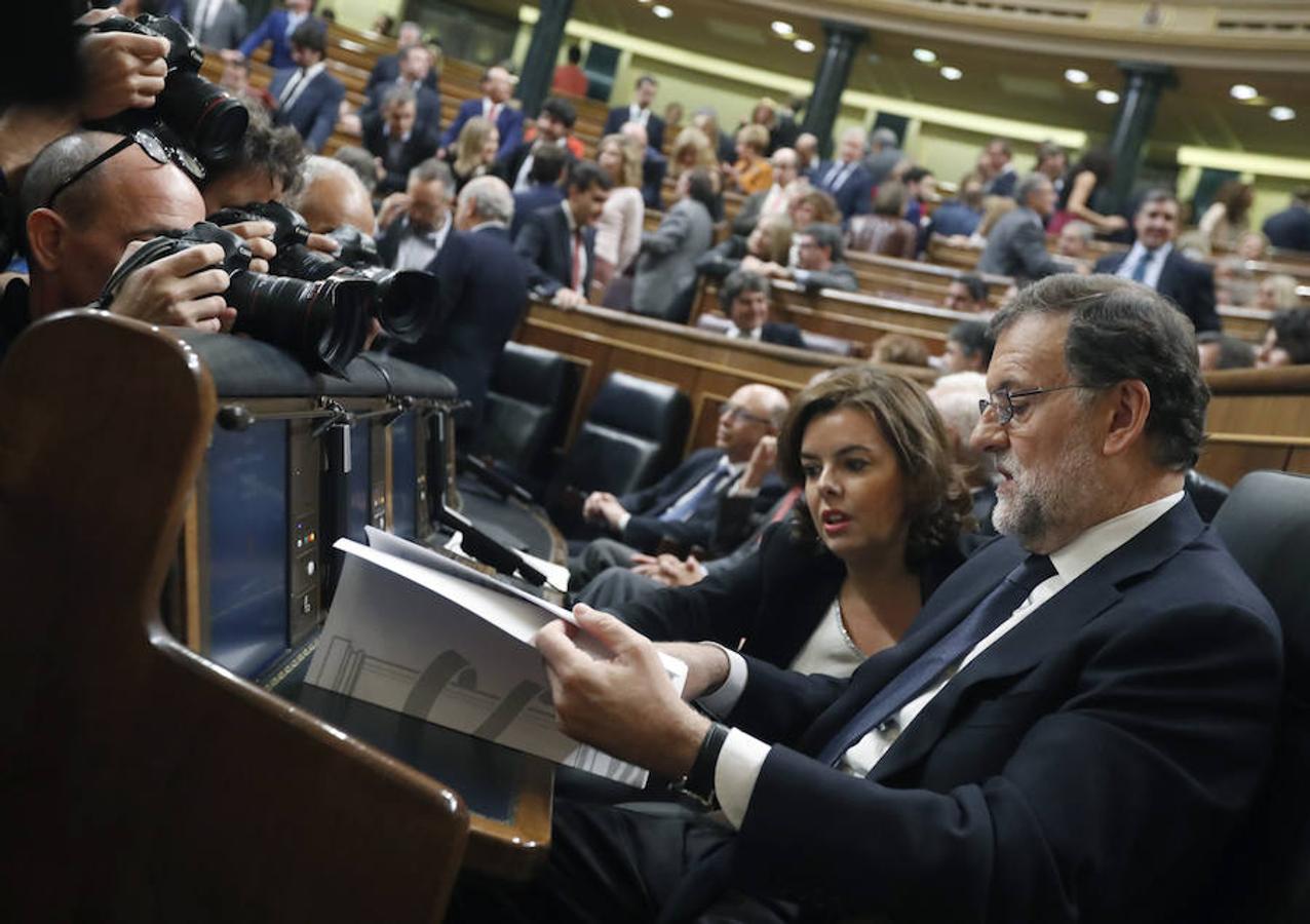 Mariano Rajoy y Soraya Sáenz de Santamaría, ya en sus escaños.