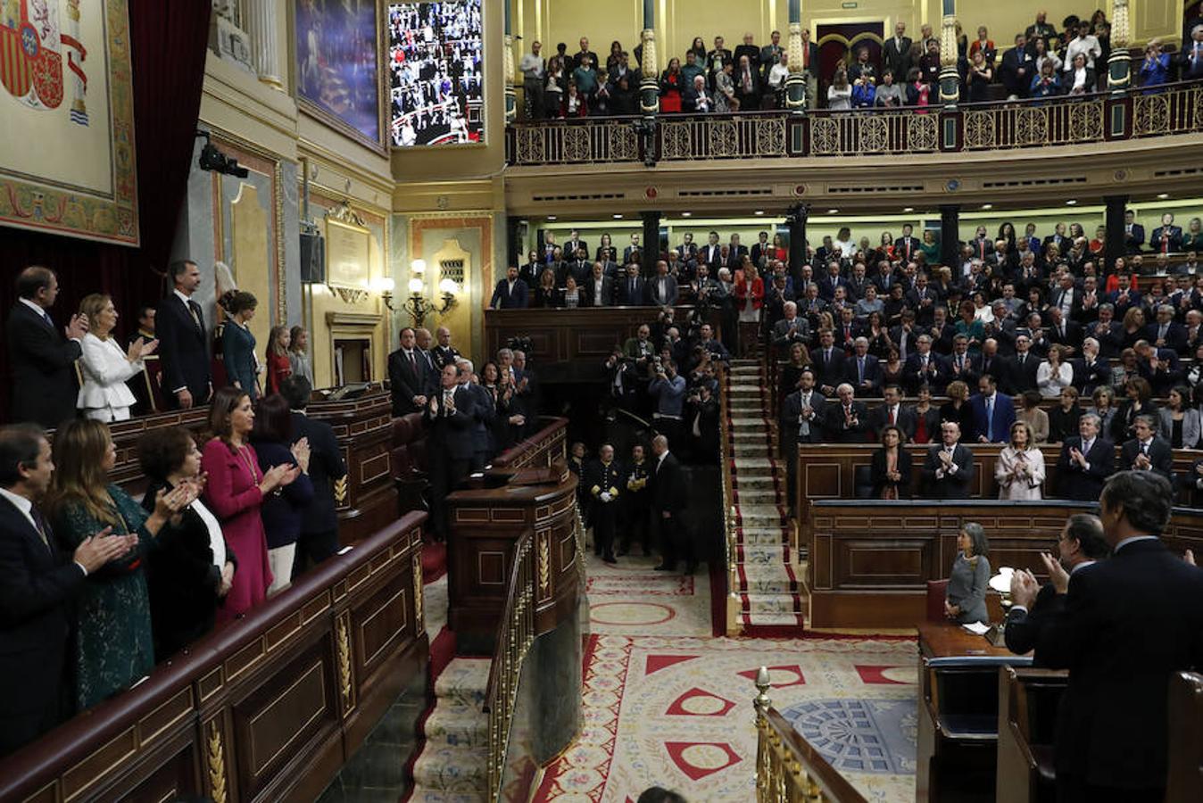 El Congreso de los Diputados aplaude a los reyes.