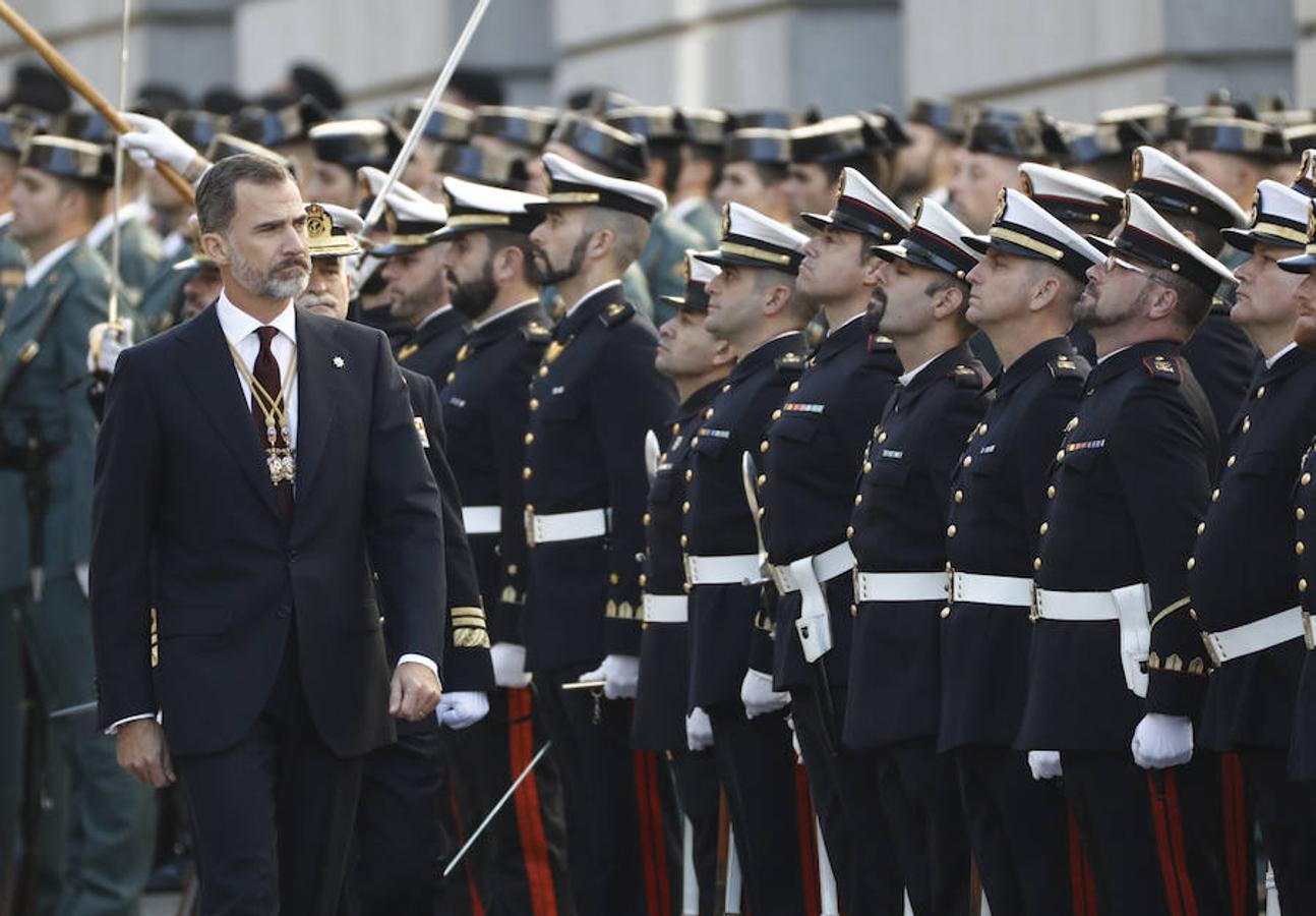 El rey Felipe VI pasa revista a las tropas que le rindieron honores a su llegada al Palacio de las Cortes.