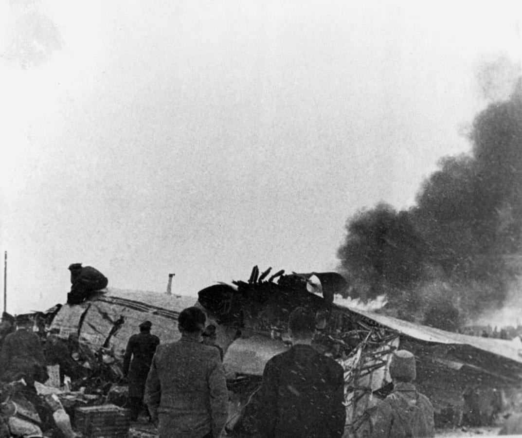 1958. El aeroplano en el que se encontraba el Manchester United se estrelló en el aeropuerto de Múnich tras realizar una primera parada para repostar.