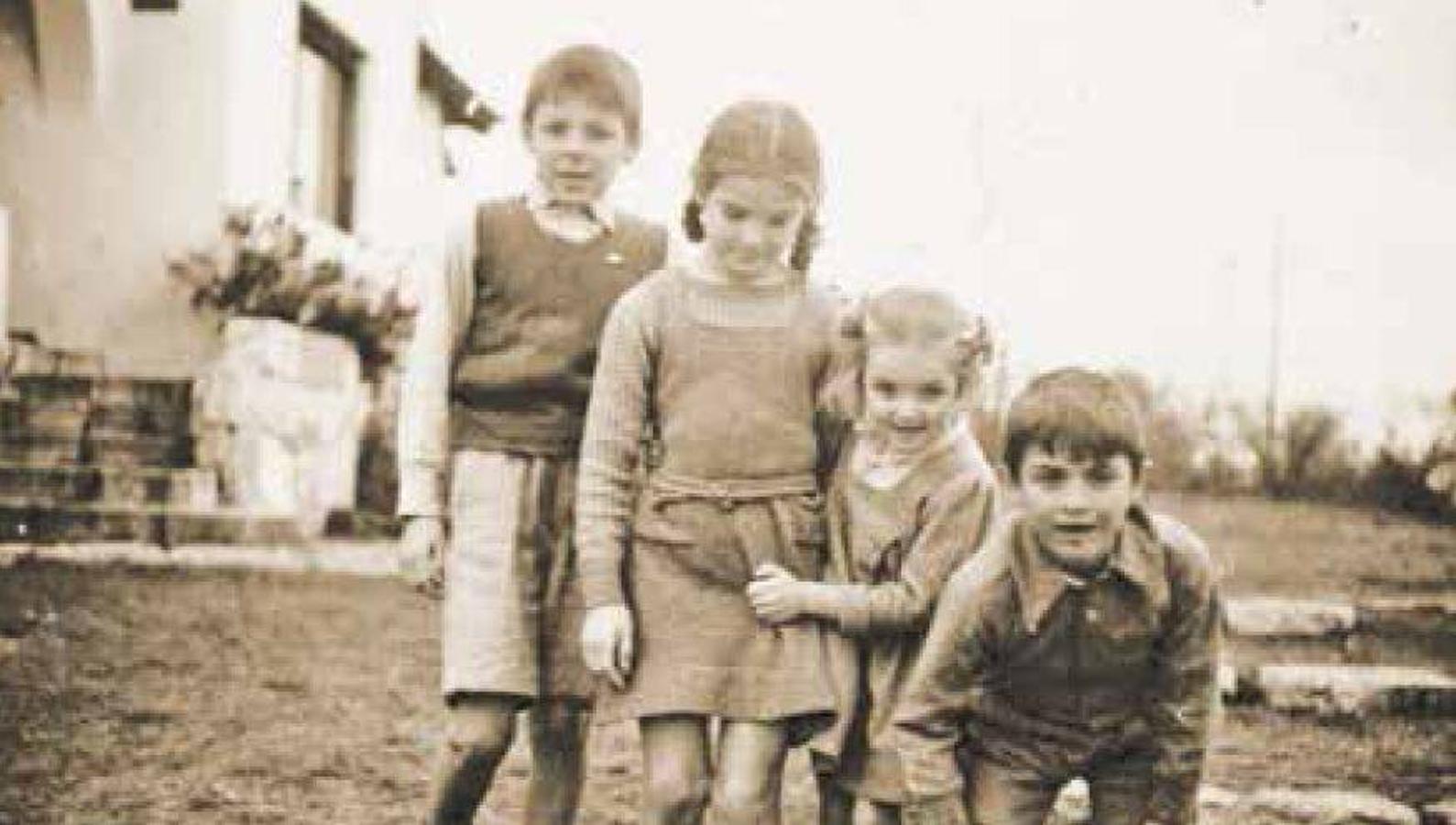 Ernesto, Celia, Ana María y Roberto en Alta Gracia, en 1941.