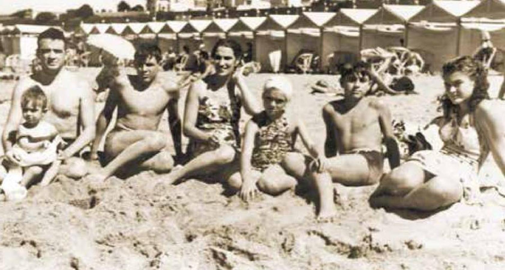 Los Guevara de la Serna de vacaciones en Mar del Plata con sus cinco hijos, en 1945.