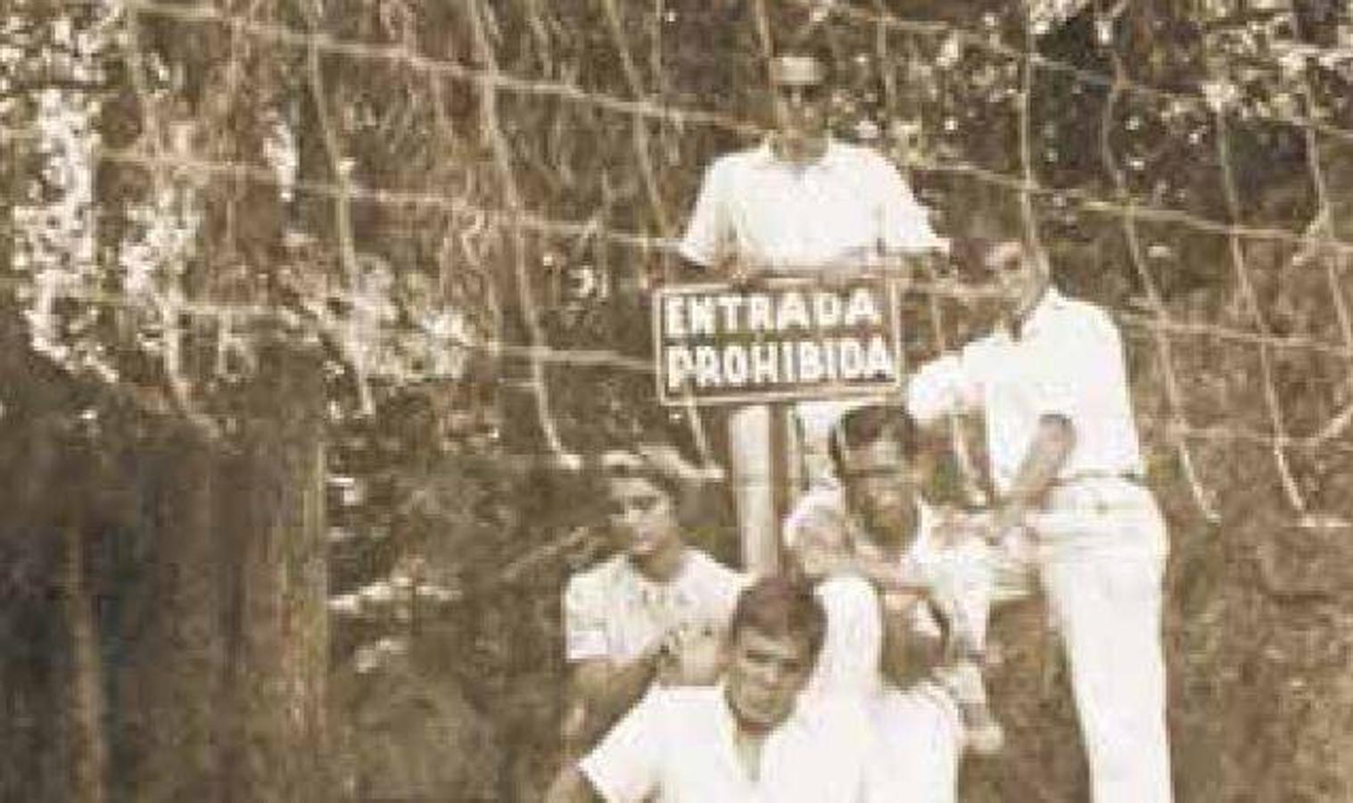 Ernesto, Celia, Carlos Ferrer, Roberto y un amigo, en Córdoba en 1949.