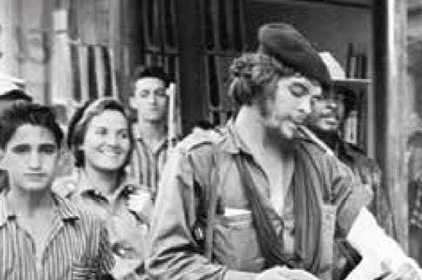 El Che, con Aleida March, una combatiente del Movimiento 26 de Julio que se convertiría en su segunda esposa, en Santa Clara (Cuba), en 1959.