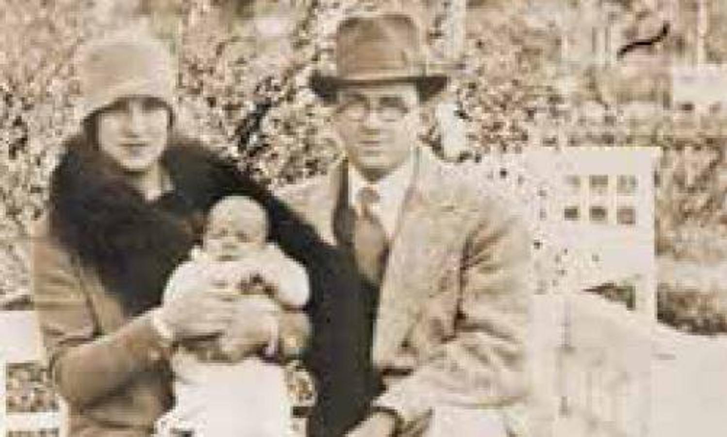 Primera foto de Ernesto con sus padres, en Rosario, en 1928.