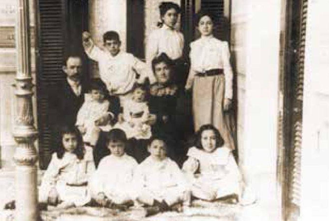 Familia Guevara Lynch, rama paterna, en Argentina en 1902.