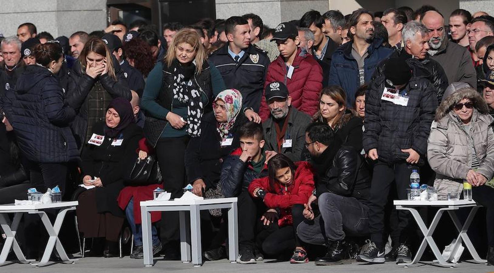 Los familiares despiden entre lágrimas a las víctimas del atentado de Estambul