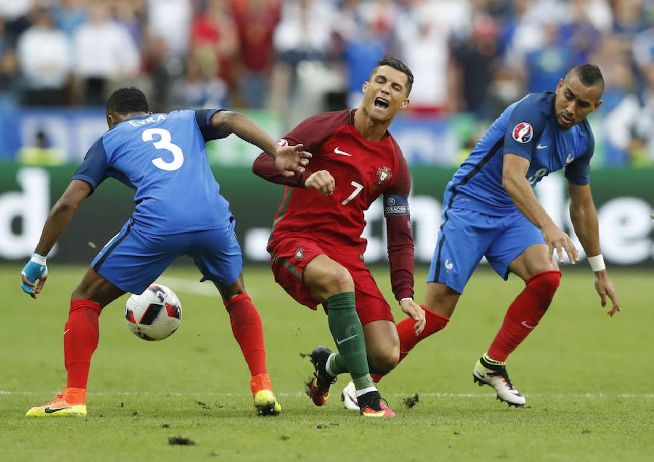 Cristiano Ronaldo, en la jugada en la que cayó lesionado en la final de la Eurocopa ante Francia.