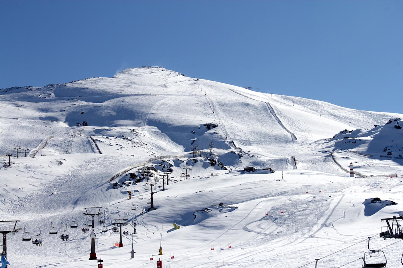 Sierra Nevada se resarce con nieve