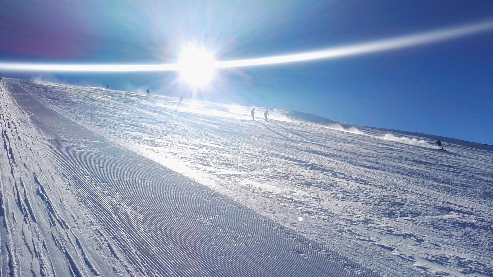 Sierra Nevada se resarce con nieve