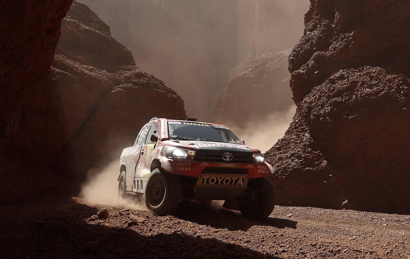 El catarí Naser Al-Attiyah conduce su vehículo Toyota.