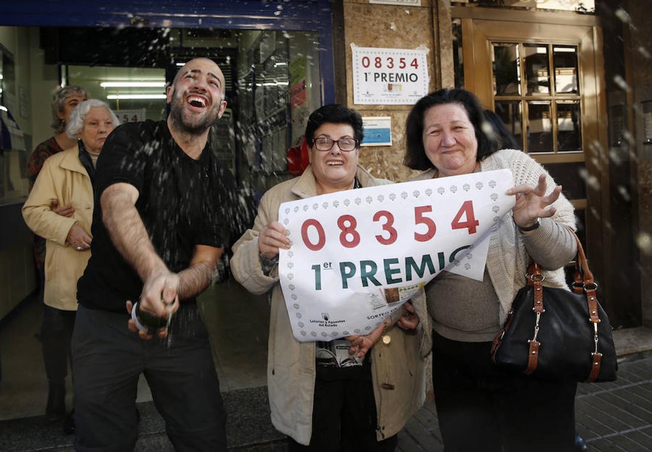 Agraciados con el primer premio lo celebran a las puertas de la administración número 3 de Torrent (Valencia).