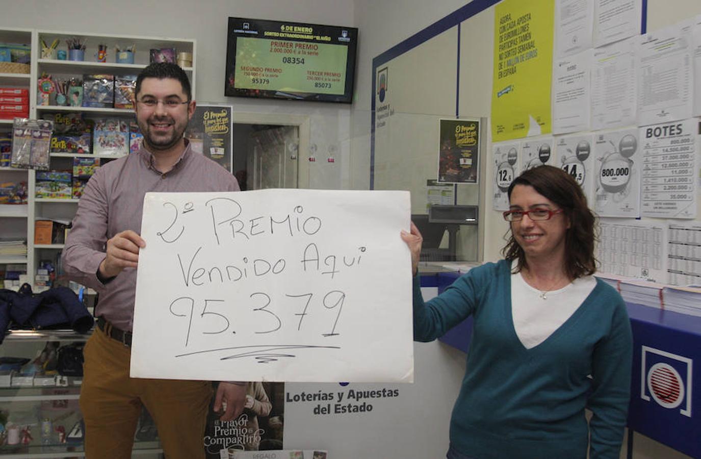 Los dueños de la Administración de la calle Concheiros de Santiago, Marcos Beiroa y Elena Remuiñan, muestran el número 95379, segundo premio.