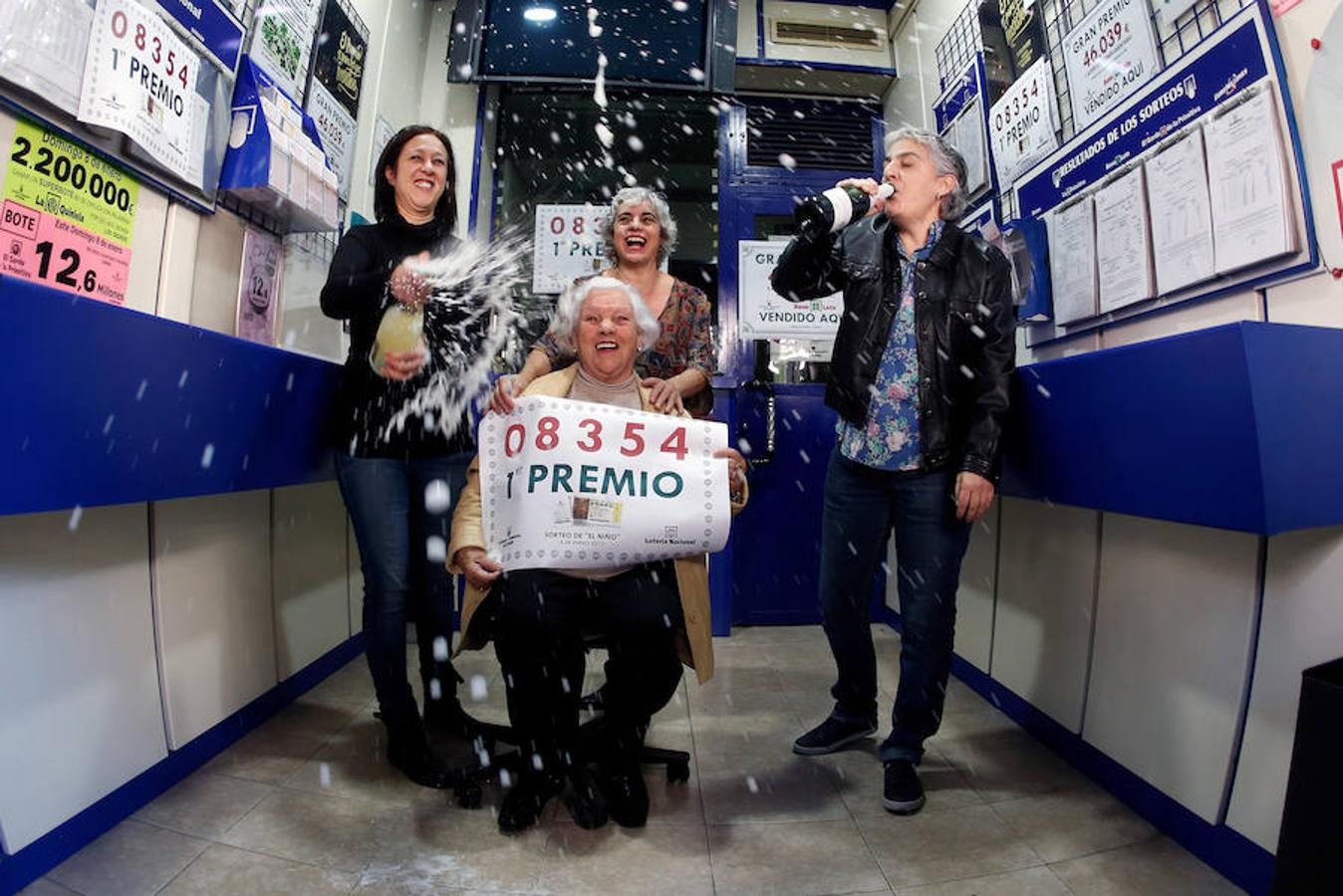 Las dueñas de la administración número 3 de Torrent (Valencia) celebran el primer premio de 'El Niño', vendido íntegramente en su administración.