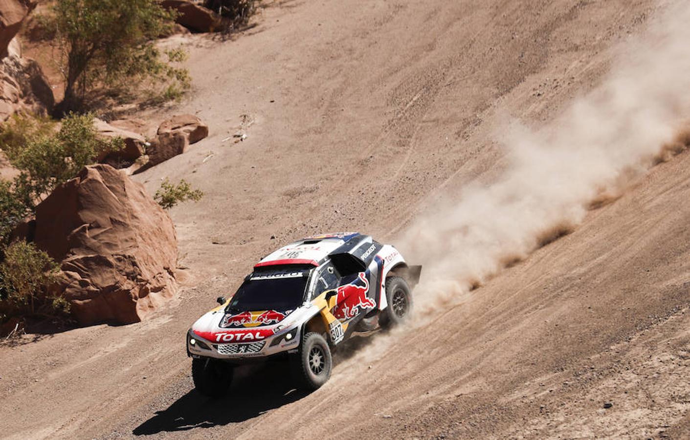 El francés Cyril Despres conduce su vehículo Peugeot.