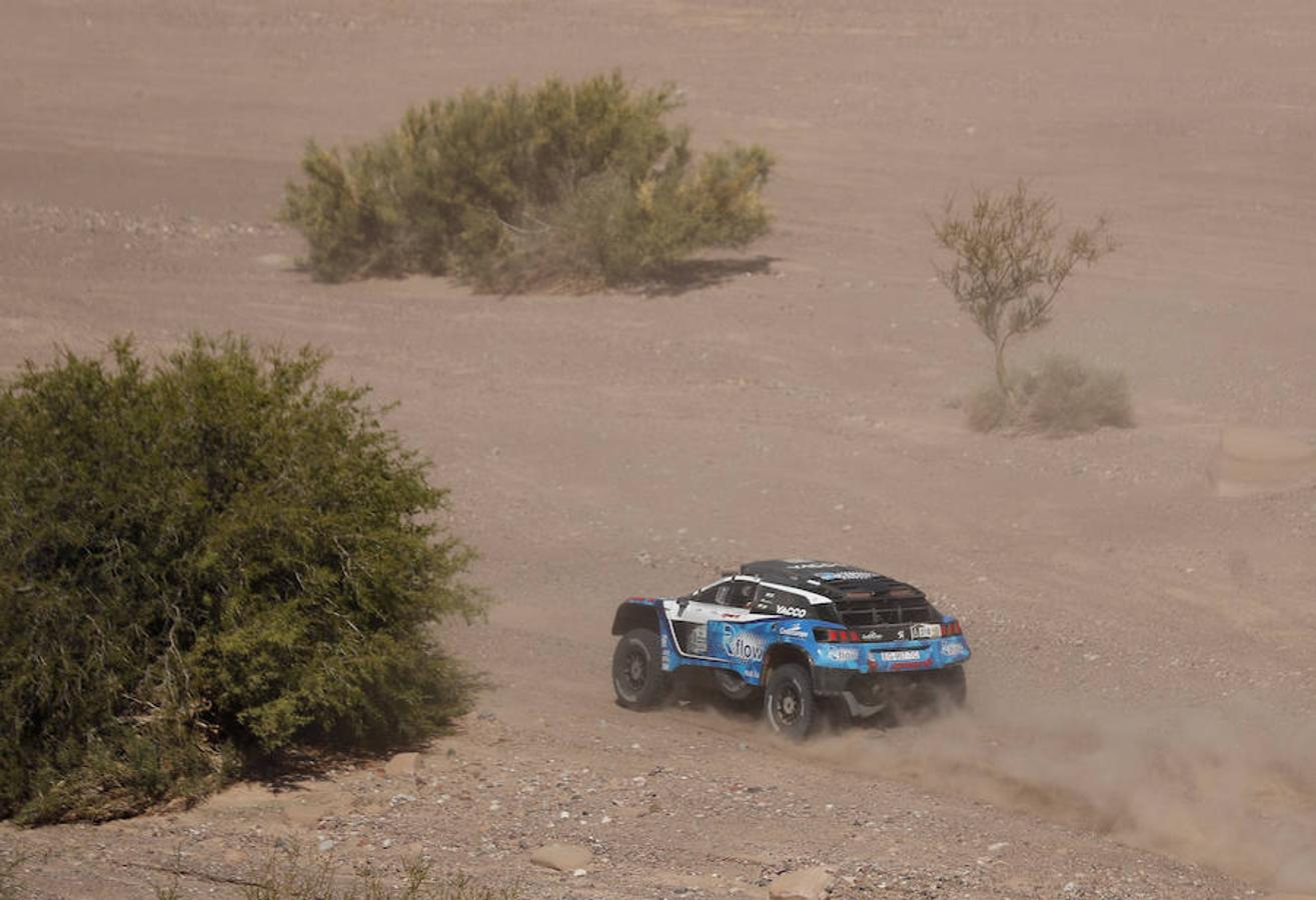 El francés Romain Dumas conduce su vehículo Peugeot.