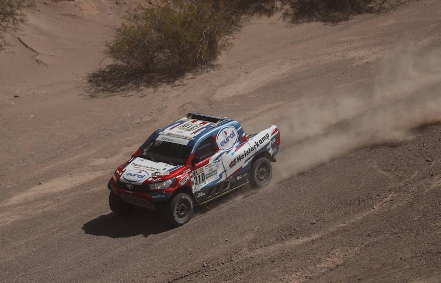 El holandés Erik Van Loon conduce su vehículo Toyota.