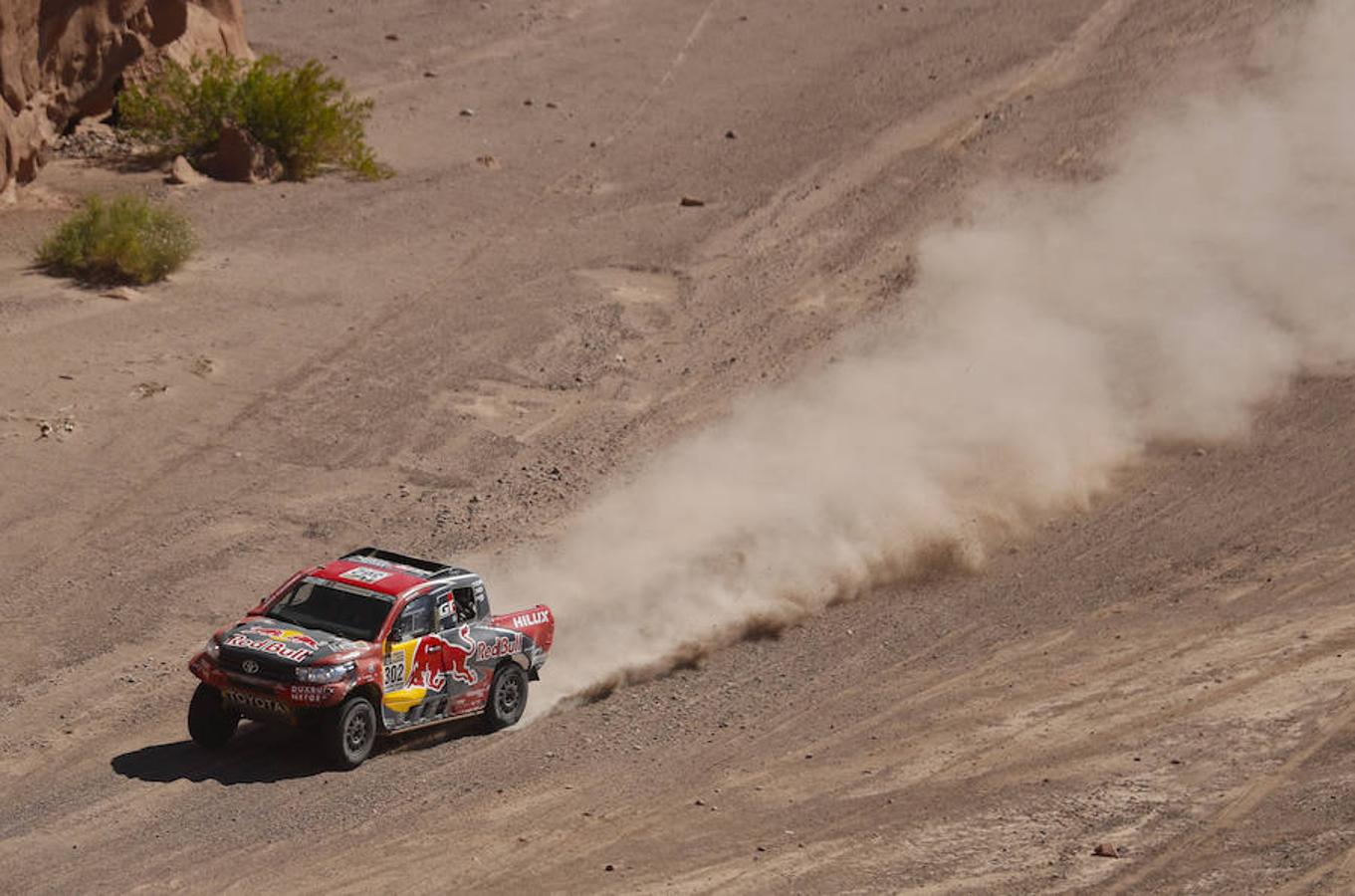 El sudafricano Giniel de Villiers conduce su vehículo Toyota.