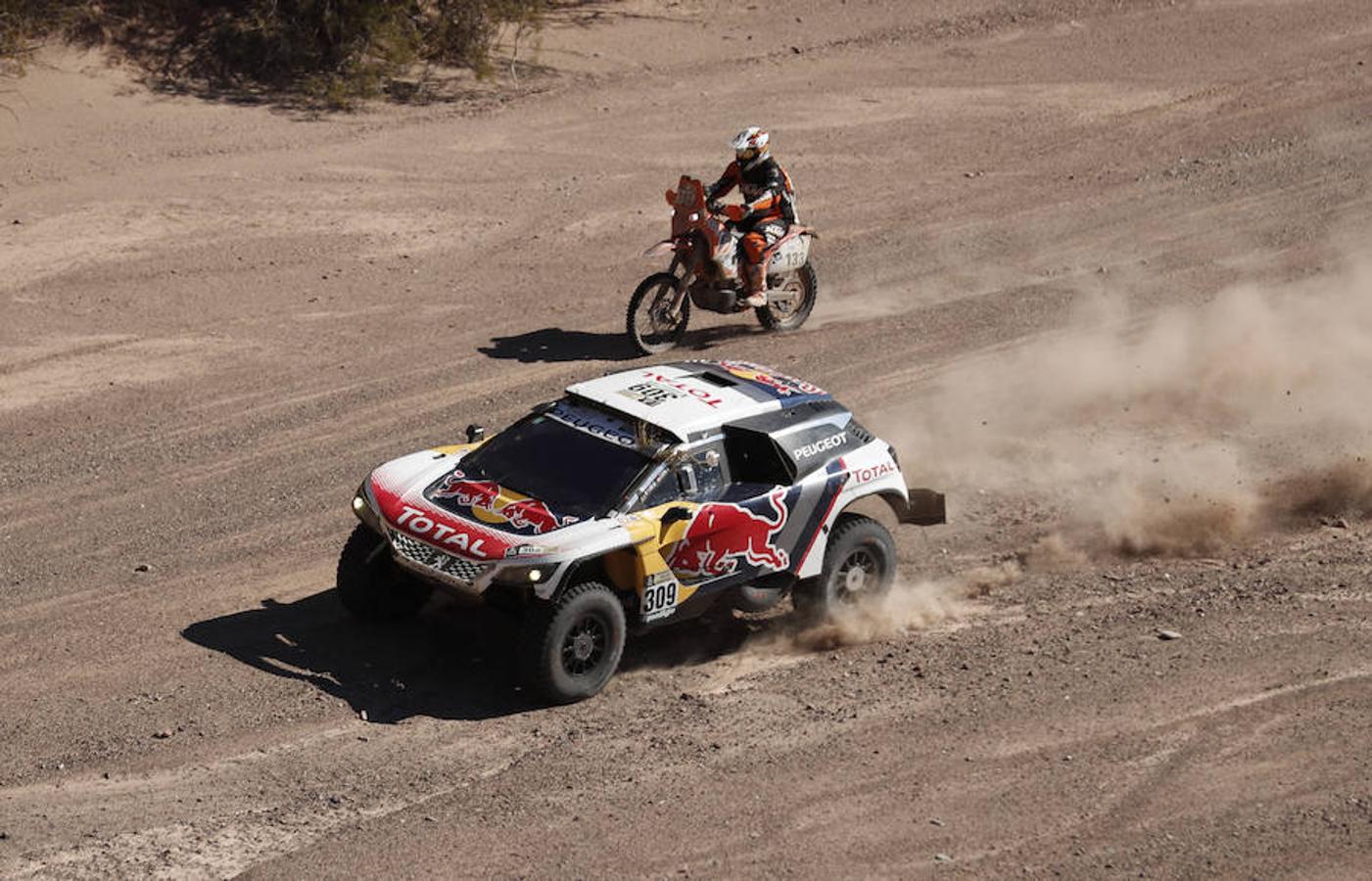 El francés Sebastien Loeb conduce su vehículo Peugeot.