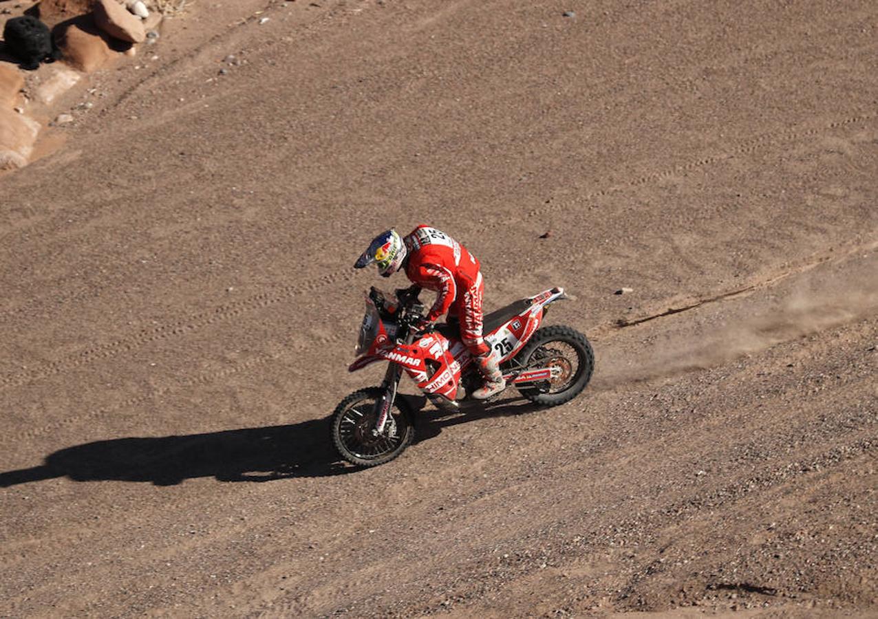 El español Iván Cervantes conduce su motocicleta KTM.