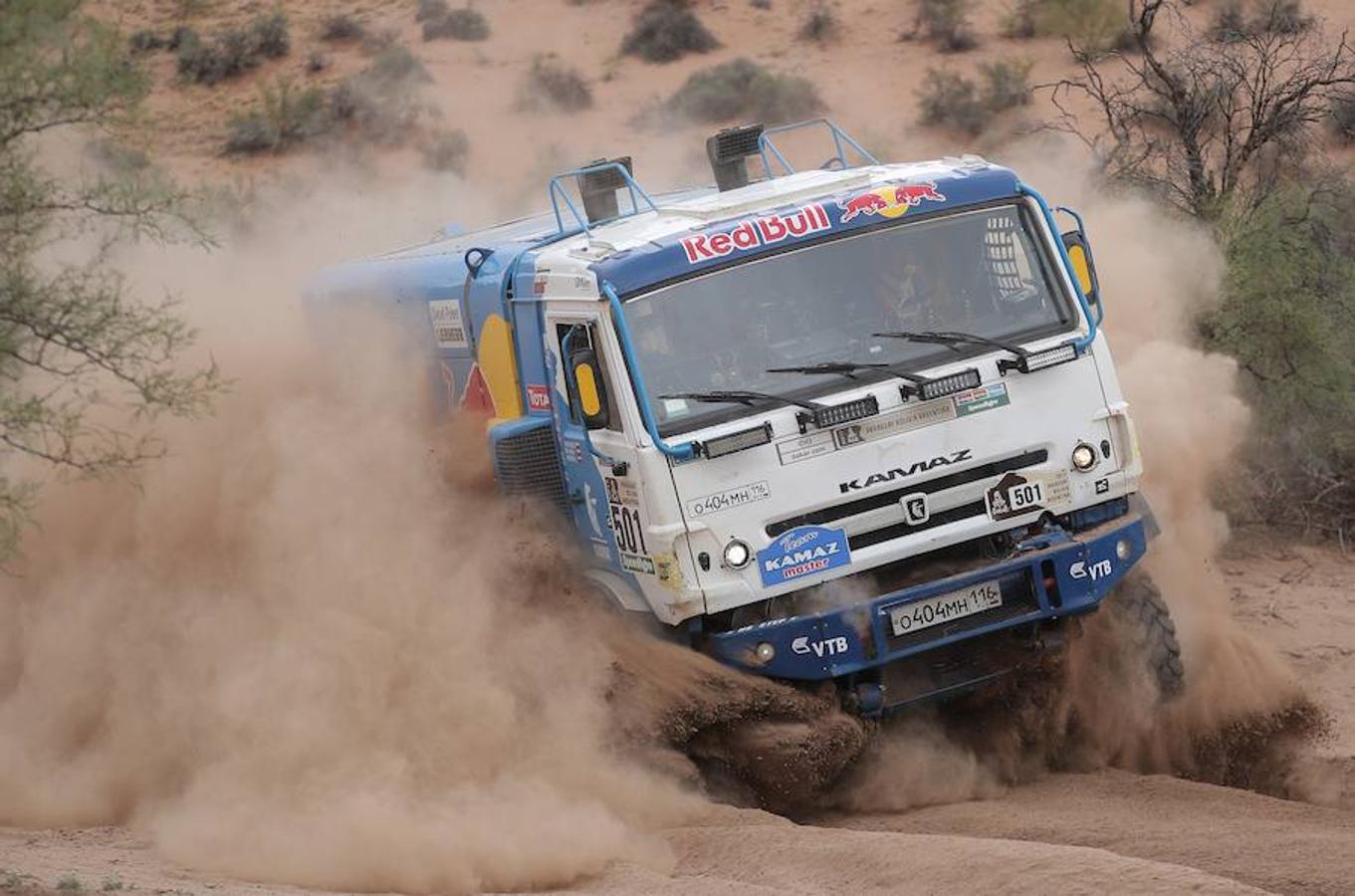 El piloto ruso Airat Mardeev y sus copilotos Aydar Belyaev y Dmitriy Svistunov conducen el Kamaz del equipo Kamaz Master.