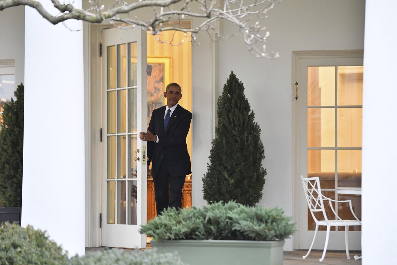 Barack Obama sale del Despacho Oval por última vez.