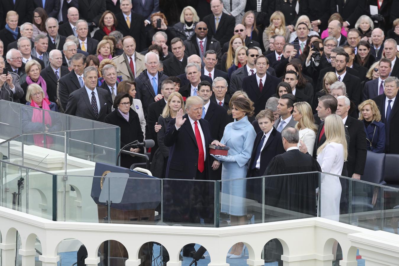 Trump realiza el juramento sobre la biblia como presidente de EE UU.