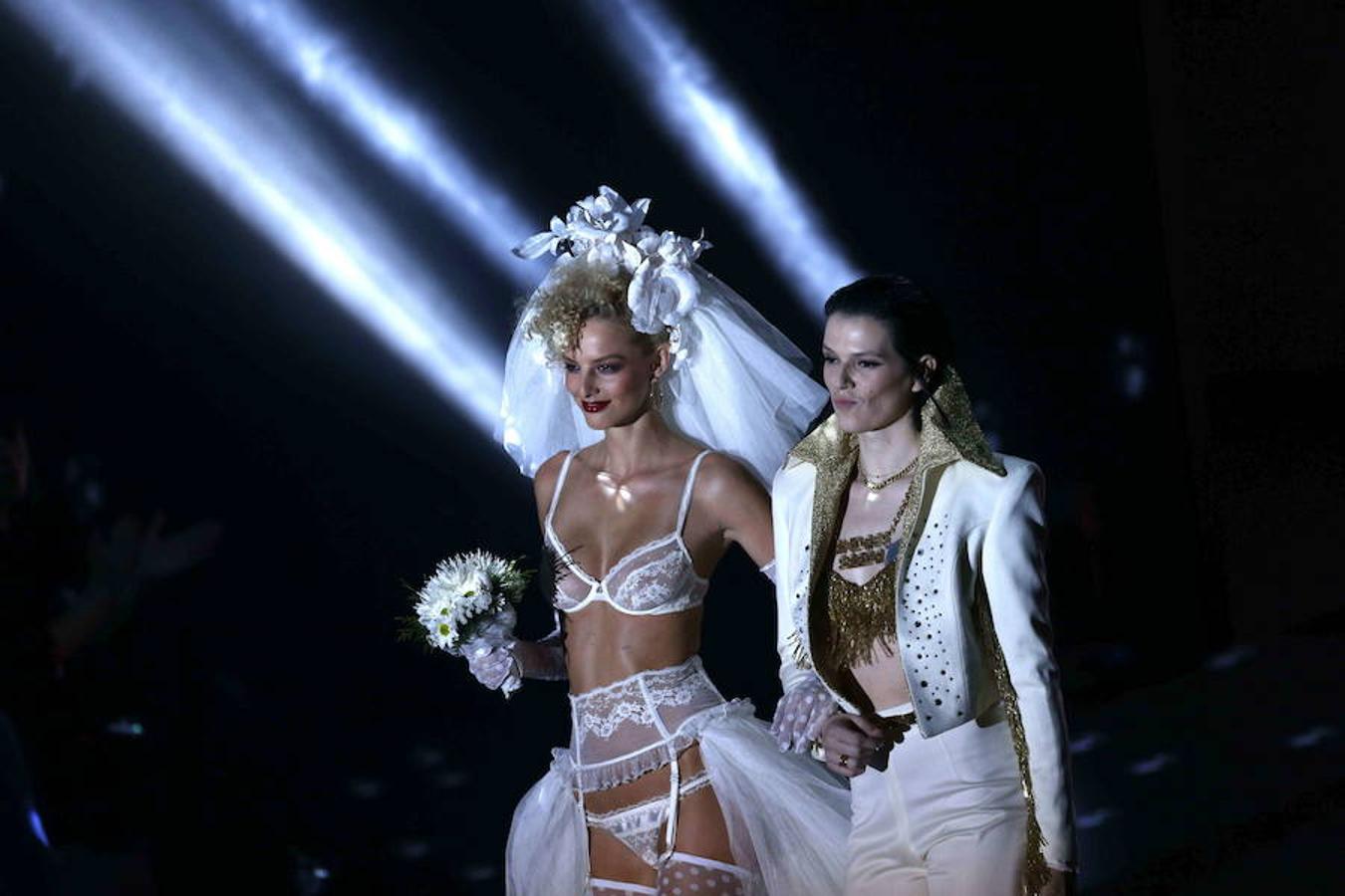 En su trayectoria como modelo destacó por su característico estilo andrógino, como en este desfile junto a una novia en ropa interior, diseño de Andrés Sardá, en la 59 edición de la Mercedes-Benz Fashion Week Madrid.