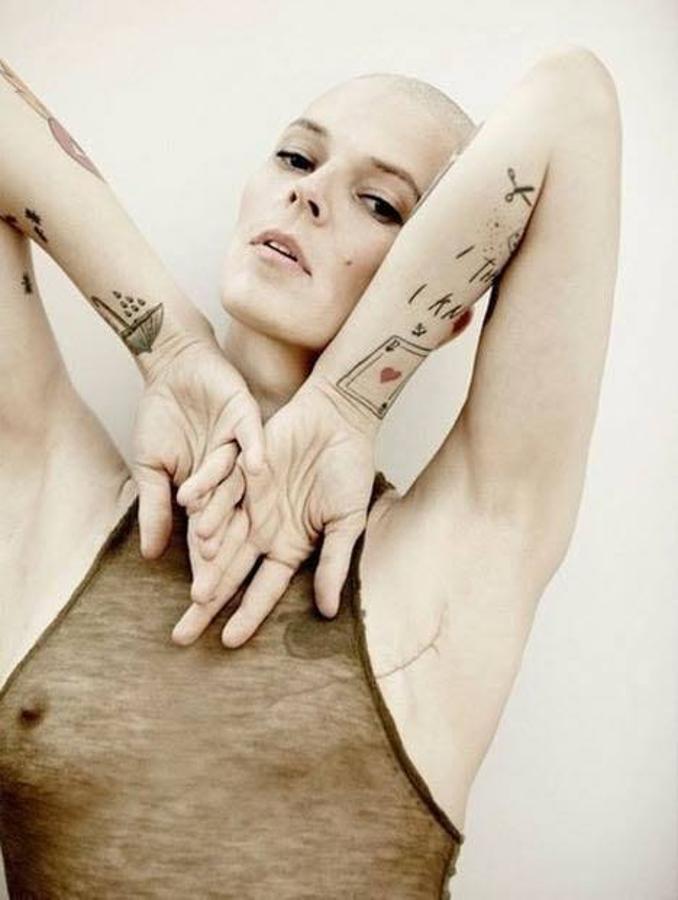 Bimba Bosé muestra la cicatriz de su mastectomía en la portada de la revista Vein Magazine.