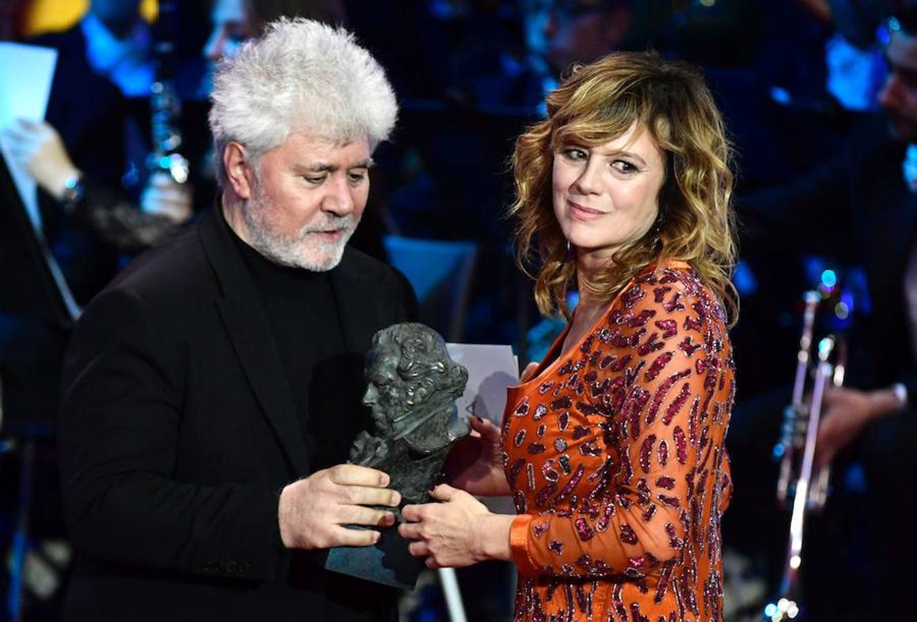 Almodóvar entrega el Goya a la mejor actriz a Emma Suárez.