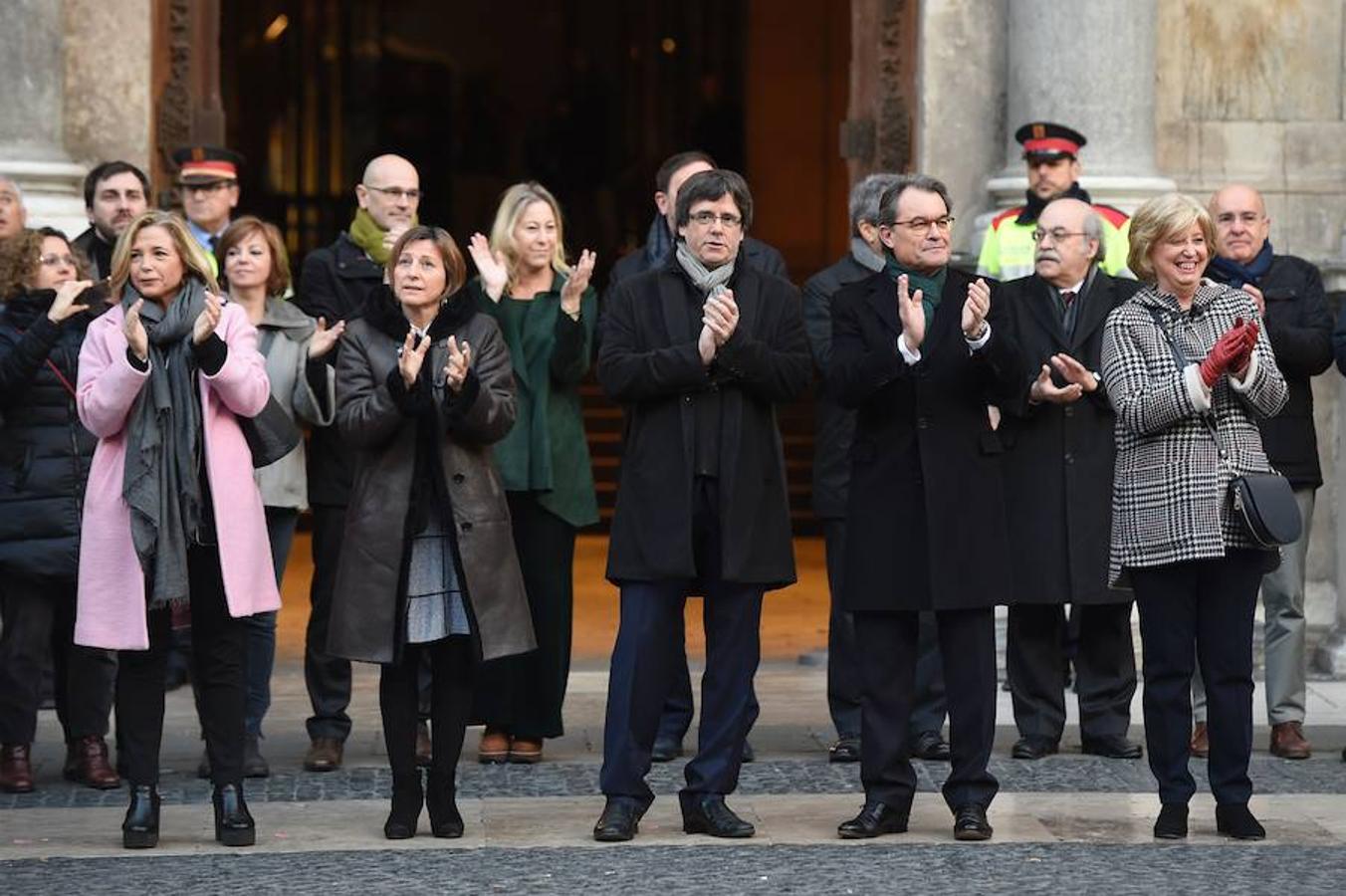 Miles de personas arropan a Artur Mas hasta el TSJC