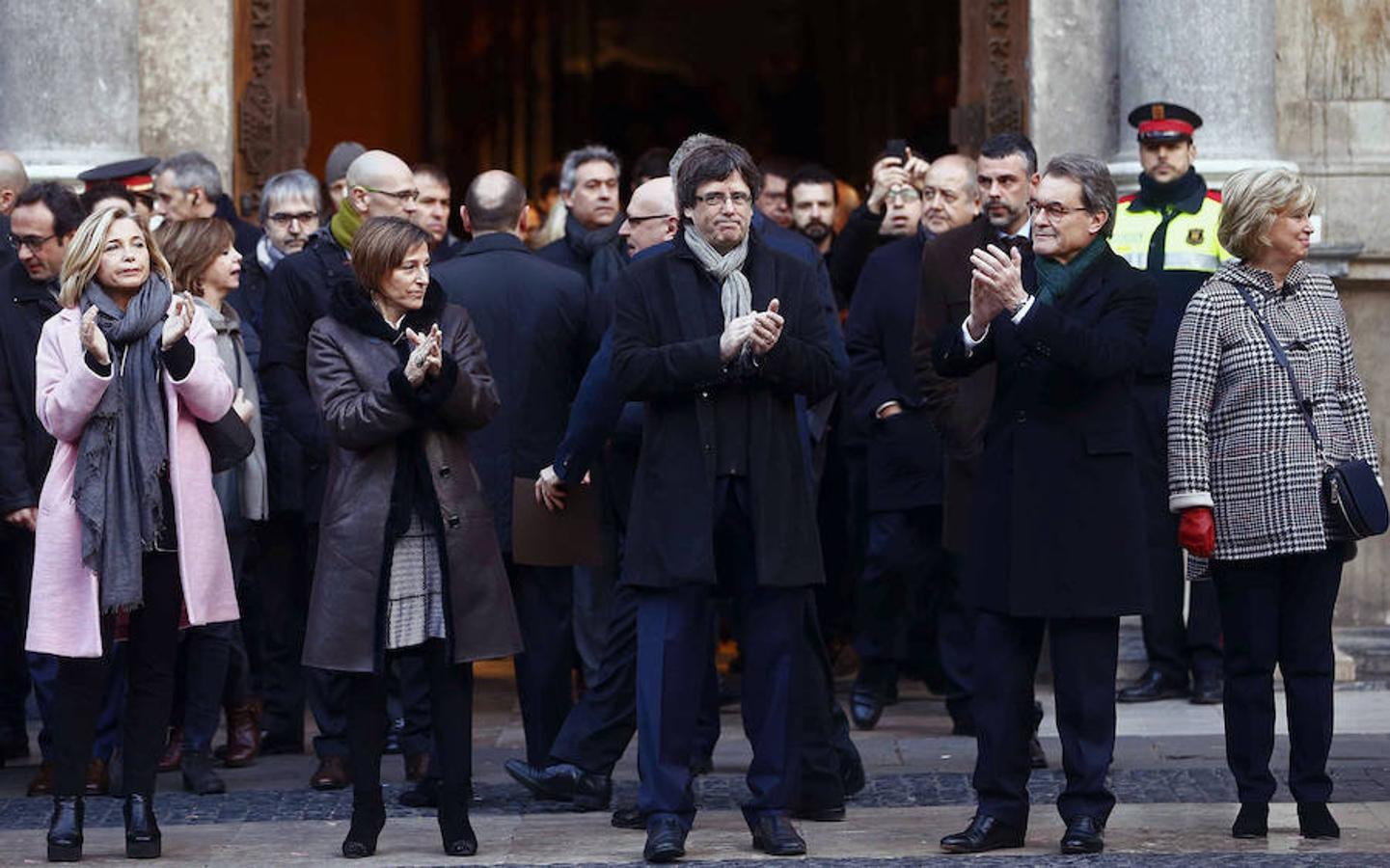 Miles de personas arropan a Artur Mas hasta el TSJC