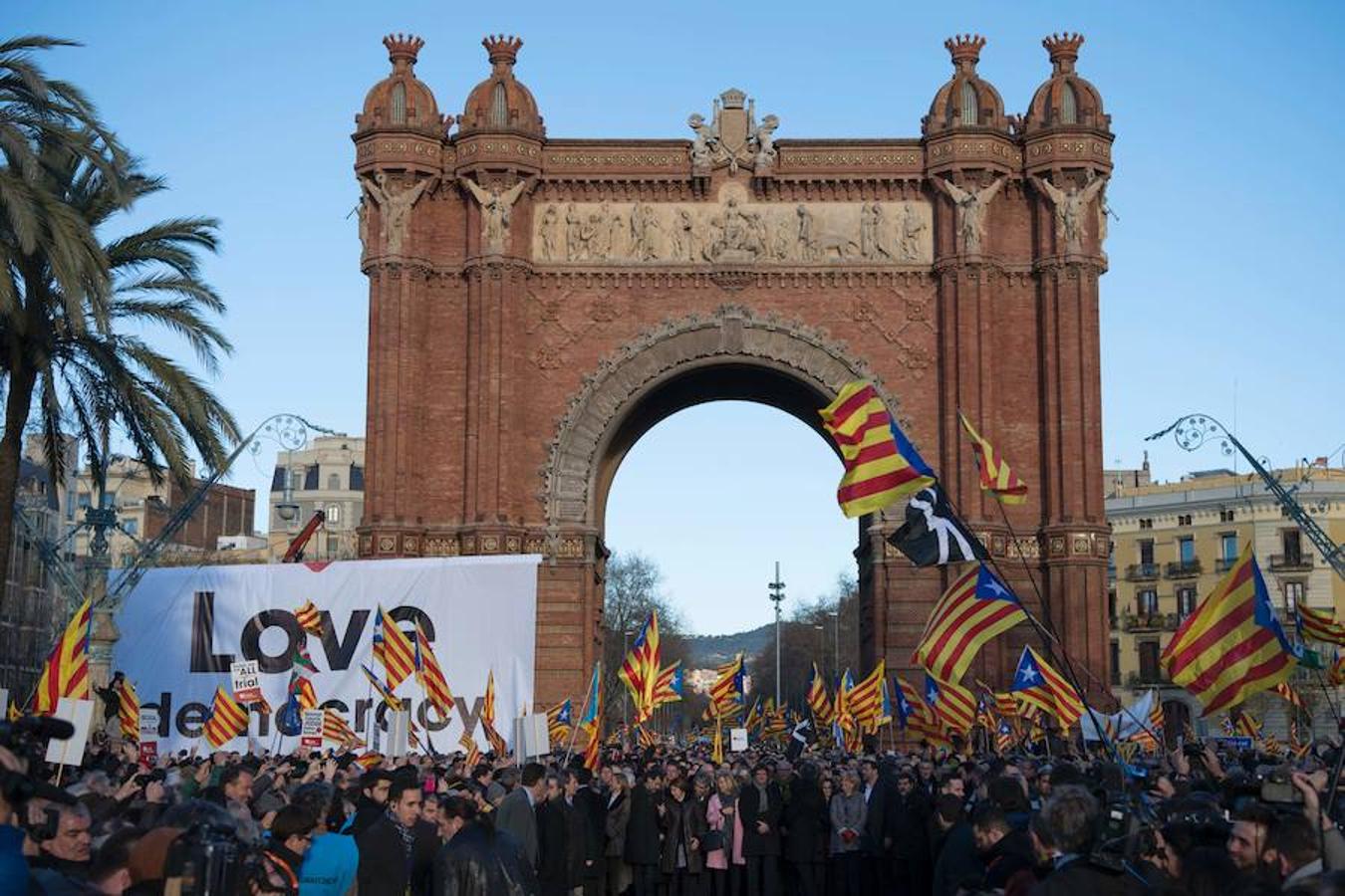 Miles de personas arropan a Artur Mas hasta el TSJC